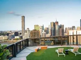 Minimalist Studio Escape 31506-2