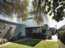 Clifftops - oceanfront retreat in Oakura Beach