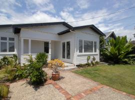 Bungalow Eight - 1930s charm near Pukekura Park, hotel in New Plymouth