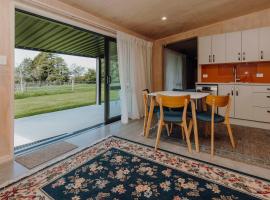 Tremorne Stay - the ultimate cosy couple cottage, hotel in Inglewood