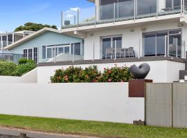 Beachfront Breeze - sea views for days, villa in New Plymouth