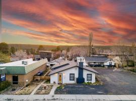 Uptown Estates - Peak Haven - Stay Explore Belong, Cottage in Flagstaff