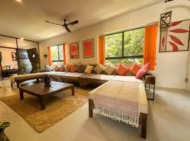 Gallery House - Artistic Villa with Plunge Pool