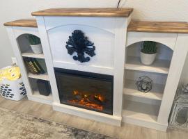 Berthoud favorite! Beautiful house with a hot tub!, hotel in Berthoud