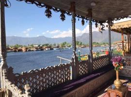 Mombay group of House boat premium, &xi;&epsilon;&nu;&omicron;&delta;&omicron;&chi;&epsilon;ί&omicron; &mu;&epsilon; &pi;&iota;&sigma;ί&nu;&alpha; &sigma;&tau;&omicron; &Sigma;&rho;&iota;&nu;&alpha;&gamma;&kappa;ά&rho;