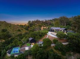 Ultra High-End Villa with Pool, Spa and Private Courts, hotel a Studio City