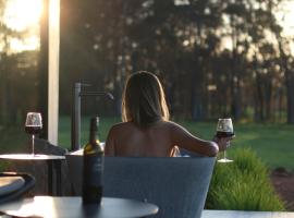 8 Paddocks Chalet Two, Hotel in Cowaramup