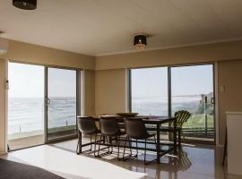 ABC on Wanaka Bay - beachfront home w. ocean views, hotel v destinaci New Plymouth