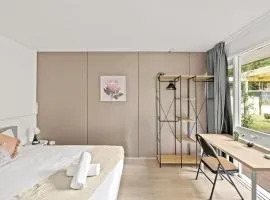Bright and Cozy Queen Room - Serene Spot at Pymble - Shared Bathroom