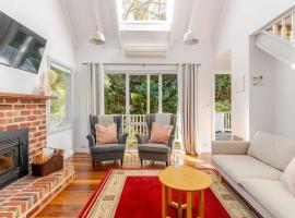 Cosy 2 Bedroom Cottage with spabath and fireplace, hotel in Mount Dandenong