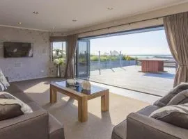 The Waterfront Escape - with panoramic sea views