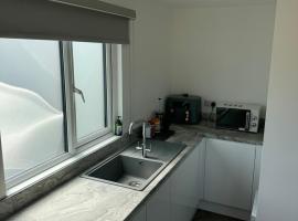 Luxury Beachfront Lodge, hotel i Hest Bank