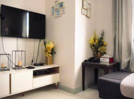 Spacious Central Davao City Getaway - Spacious Apartment with Shared Pool, hotel in Cabaguio