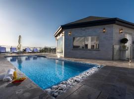 וילה מילגרוס - וילה מהממת עם בריכה פרטית, hotel v destinaci ‘Ein Ya‘aqov