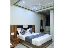 Hotel Aasopalav, ξενοδοχείο στο Αχμενταμπάντ