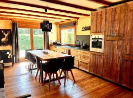 Cozy apartment chalet atmosphere, hotel i Megève