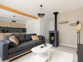 Jolie maison lumineuse de style industriel