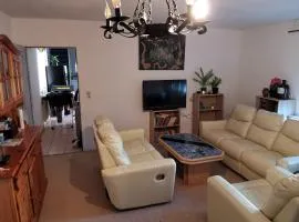 Top Komfort Wohnung, 6 Zimmer, inkl privater Küche, Badezimmer und WC, plus Gratis Frühstück und Getränke, Free WiFi und Privat Parkplatz, umzäunter Garten, Top Lage in Kassel, so privat wie zu Hause