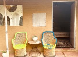 Kala Kutir Mud Stay near Taj Mahal King sized bed、Tājganjのキャンプ場