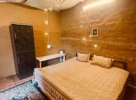 Kala Kutir Mud Stay near Taj Mahal King sized bed, campsite in Tājganj