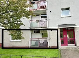 2 Bedroom Apartment - Sleeps 4 Free Parking Wifi