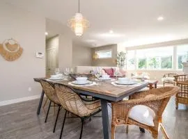 BoHo House-Sleeps 17-Garage-3 Kitchens-Fireplace
