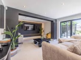 5 Bed Home in Datchet with Garden & Parking