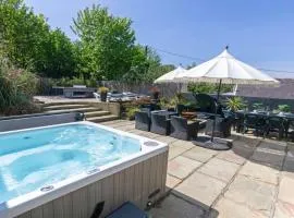 Shippenrill Croyde - Sleeps 14 - Hot Tub option - Stylish Home with fire pit, table tennis & dog friendly
