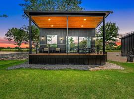 Peaceful Farmhouse-Style Tiny Home Resort with Goats & Pool in Hempstead, Texas: Hempstead şehrinde bir otel