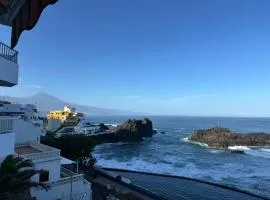 House with balcony and views of the Atlantic in El Pris