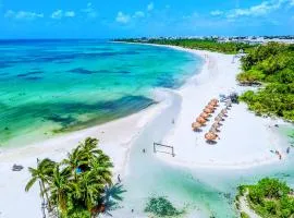 Romantic Escape I 500m Award-Winning Beach I Memory Foam King Bed I AC Kitchen WiFi 5B