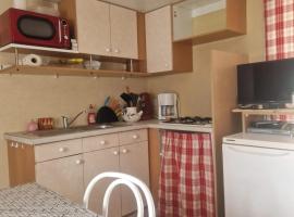 Bungalow charmant à Saint-Pierre-d'Oléron 35 m² avec terrasse، فندق في دولو