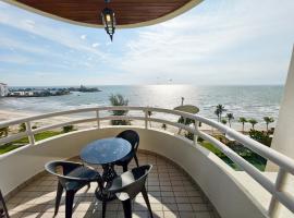 Luxury 3BR Seafront Apartment, Direct Beach Access, Pool, Family-Friendly &ndash; hotel z basenem 