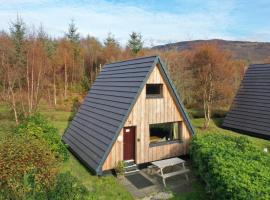 1 Bedroom Cabin with Mountain & Loch Views - Quiet Location between Glencoe & Ben Nevis, hotell sihtkohas Onich