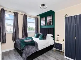 The Urban Nest - Vibrant 3 Bed Home with Garden