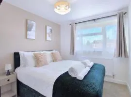 Comfortable, Stylish 3 Bed House with Off Street Parking and Superfast Wi-Fi