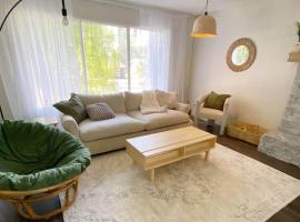 Serene Family Getaway-4Bed 3Bath | Super Location, hotel in Red Deer