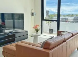 FREE Parking Modern 2 bedrooms Apt for Family or Business