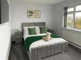 Hale Barns - Luxury 3BDR Home with Driveway and Garden