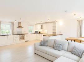 Entire 3 Bed Apartment in Kinsale, Cork, hotel in Kinsale