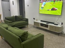 Elegant and Spacious 2BR Apartment in Ashaley Botwe, hotel en Ashalebotwe