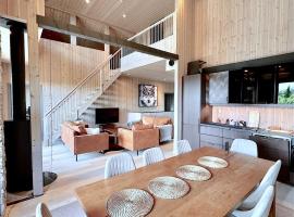 Holiday Cabin with Hot Tub and Billiard Table, hotel in Tyndrom