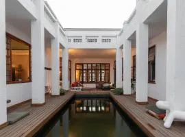 Axminster House - Entire Villa