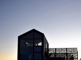 Luxury Tiny House with Private Hot Tub Access at the Grand Canyon, hotel in Valle