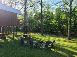Tree House Glamping Destination near the Ozarks, with River Access for Swimming and Fishing, hotel in West Liberty