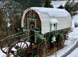 Special Glamping Accommodation Ideal for Nature Lovers in Golden, Colorado: Golden şehrinde bir otel