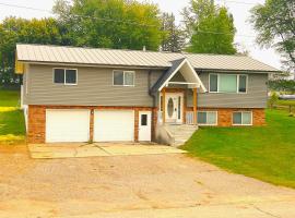 Hot Tub/Snowmobile Trails/The Hemlock, hotel in Reedsburg