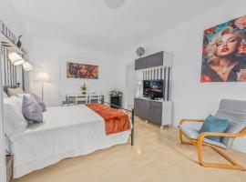 Lakeside Hideaway - Lakefront & Central, hotel i Lecco