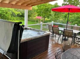 Creekside Escape on 200 acres, hotel en Little Valley