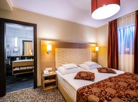 Erdőspuszta Club Hotel Fenyves، فندق في ديبريتْسين